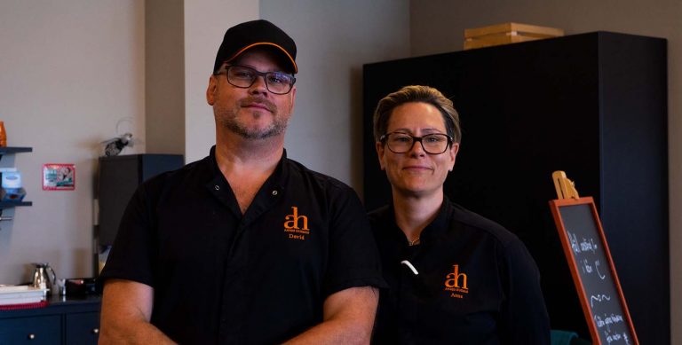 David Jonsson och Anne Lindahl tittar leendes in i kameran iklädd kockkläder